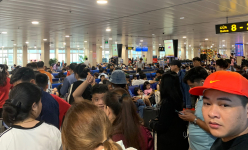 Người dân TP.HCM tranh thủ 'săn' vé máy bay đi chơi lễ 30/4-1/5