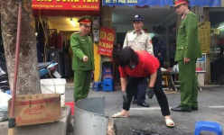 Vứt rác ra vỉa hè, một hộ dân ở HN bị phạt 6 triệu