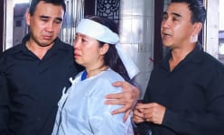 Quyền Linh lặng người viếng tang lễ ông bầu sân khấu kịch Sài Gòn
