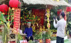 Đường hoa Tết “đặc biệt” trong bệnh viện ở Sài Gòn: “Má ngồi đây, con chụp ảnh cho má nghen”