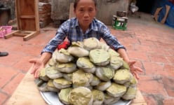 Bà Tân Vlog tung clip làm bánh sắn, dân mạng nhiệt tình soi điểm bất thường