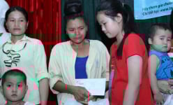 Xúc động hình ảnh trẻ ung thư nhận quà Tết Thiếu nhi