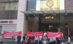 Bức xúc dâng cao, cư dân Golden West đại náo trụ sở Vietradico
