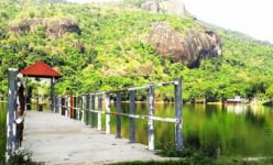 Bí thư Huyện ủy bị cảnh cáo Đảng vì vỡ nợ, để vợ làm du lịch “chui”