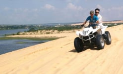 Đến Bình Thuận trải nghiệm phi xe tốc độ trên đồi cát Bàu Trắng