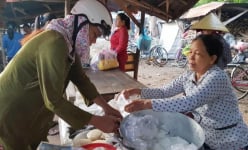 Chuyện lạ Quảng Ngãi: Chợ quê bán đồ ăn, có 5 ngàn là xơi no bụng