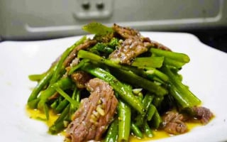Rau này tưởng chỉ ăn cùng lòng lợn, không ngờ xào thịt bò ngon nhức nhối