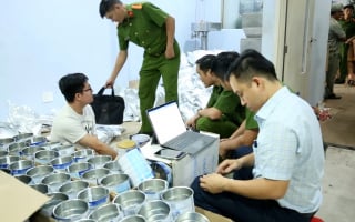 Clip: 'Đột kích' tổng kho sữa online chứa hơn 7.000 lon sữa giả nhãn hiệu nổi tiếng ở Bình Dương