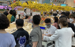 Siêu thị đang đông nghẹt, người Sài Gòn chen chân mua sắm Tết