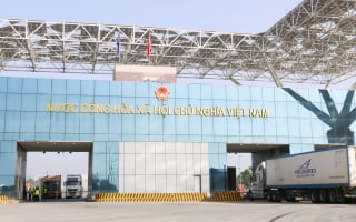 Hơn 1.700 tấn hàng hoá xuất nhập khẩu qua Móng Cái trong ngày đầu năm 2025