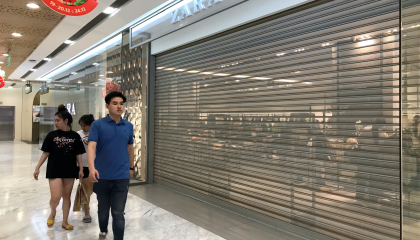TPHCM: Trắng đêm săn hàng giảm giá Black Friday, cửa hàng đóng cửa vẫn chưa chịu về