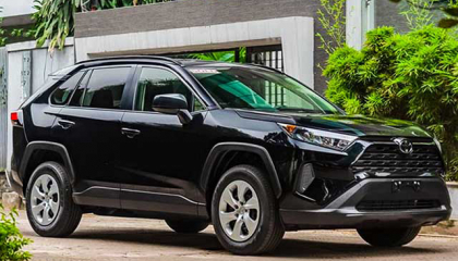 Soi chi tiết xe Toyota RAV4 bản tiêu chuẩn tại Việt Nam, có giá 2,3 tỷ đồng