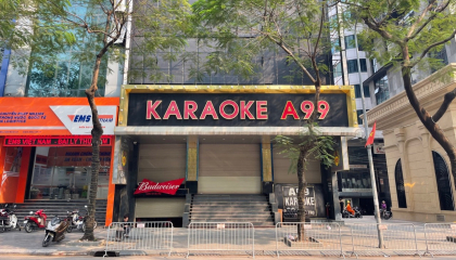 Nhiều quán karaoke đóng cửa, treo biển 'sửa chữa'