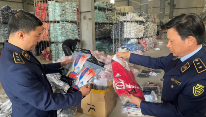 Phát hiện kho chứa 30.000 bộ quần áo adidas, Nike giá 55.000 đồng/bộ