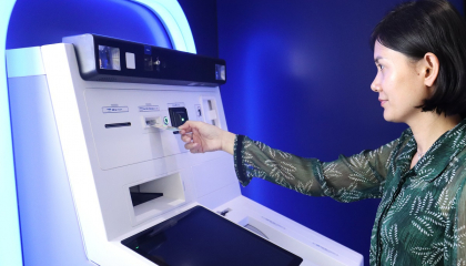 Lần đầu tiên khách hàng có thể rút tiền từ ATM bằng căn cước công dân