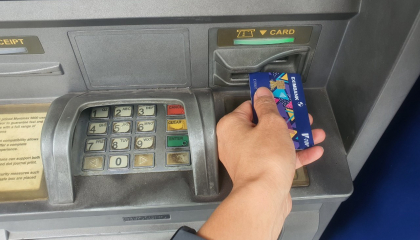 Người dân rút tiền mặt qua máy ATM giảm rất mạnh