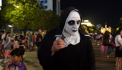 Muôn kiểu hóa trang chơi Halloween của giới trẻ giữa trung tâm TP.HCM