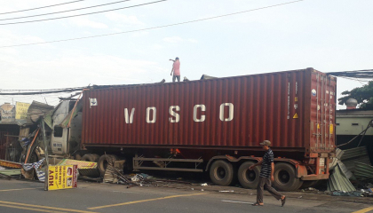 Tài xế container tông hàng loạt ki-ốt bên đường vẫn vô tư ngủ trên xe không hay biết gì