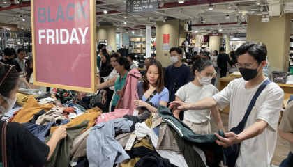 Giới trẻ săn hàng giảm giá Black Friday sớm, xếp hàng cả buổi chờ tính tiền