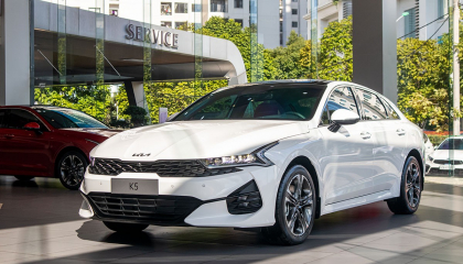 Tổng lực ưu đãi đấu Toyota Camry, KIA K5 giảm giá 'sốc'