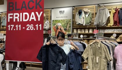 Ồ ạt giảm giá Black Friday sớm, cửa hàng tuyên bố mở cửa tới 12h đêm