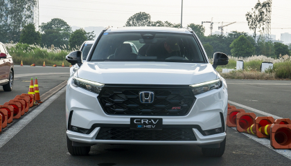 Cùng 7 chỗ nhưng Mitsubishi Outlander giá tốt hơn Honda CR-V  