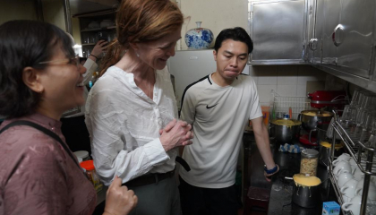 Ảnh: Tổng Giám đốc USAID uống cafe trứng, đi xe máy trên đường phố Hà Nội