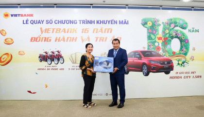 Khách hàng trúng thưởng 'xế hộp' xịn từ chương trình Vietbank 16 năm đồng hành và tri ân 