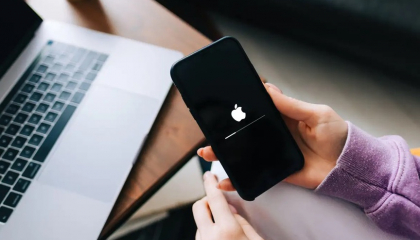 Lý giải việc iPhone, iPad đồng loạt báo có bản cập nhật lạ