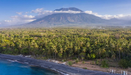 Bali cấm du khách leo núi thiêng