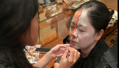 Thợ vẽ mặt Halloween 'chạy sô' không kịp, bỏ túi sương sương vài triệu một ngày