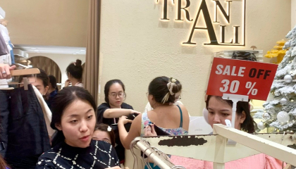 Black Friday, chị em kéo nhau săn sale khủng 