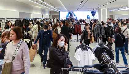 Dân công sở ùn ùn, xếp hàng cả giờ đồng hồ tại trung tâm thương mại để săn sale ngày Black Friday