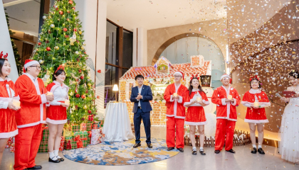Wyndham Garden Sonasea Vân Đồn thắp sáng cây thông Noel khởi động năm Du lịch 2025