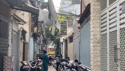 TP.HCM: Cảnh sát phong tỏa cứng con hẻm để điều tra vụ người đàn ông tử vong do tai nạn lao động
