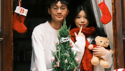 Người trẻ 'chơi tất tay' mùa Noel chỉ để ngửi thứ này