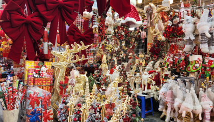 Thị trường Noel Hà Nội: Chủ cửa hàng truyền thống lo ngại do khách 'quen' mua trực tuyến