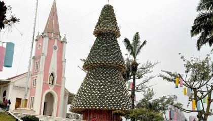 Cây thông Noel làm từ 2.400 chiếc nón lá khiến giới trẻ Hà Tĩnh phát sốt