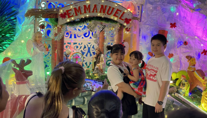 Người dân tấp nập đi chơi Noel, nhu cầu quà tặng Giáng sinh, khui túi mù tăng mạnh