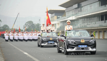 Diện kiến VinFast VF8 mui trần 'thửa riêng' trong lễ diễu binh CSCĐ