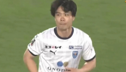 Lần đầu đá chính cho Yokohama FC, Công Phượng nhận ngay thẻ vàng