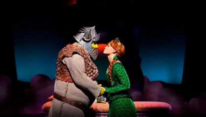 Nhạc kịch chuẩn Broadway “gây sốc” với việc sử dụng phục trang tái chế từ nhựa và vải jeans