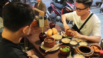 Bò kho Michelin danh bất hư truyền tại TP.HCM, bà chủ đặt một vật trước cửa khiến ai cũng tò mò