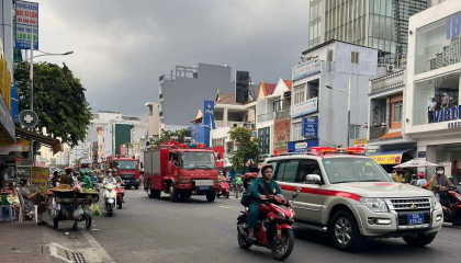 Cháy nhà trong hẻm ở quận 8, nhiều xe chữa cháy được huy động, 4 người thoát nạn