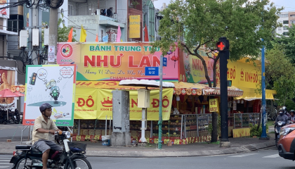 Ki-ốt bán bánh trung thu lề đường thu gần chục triệu đồng mỗi ngày