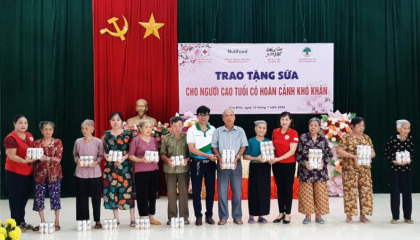 Nutifood hỗ trợ sữa dinh dưỡng cho người lớn tuổi có hoàn cảnh khó khăn