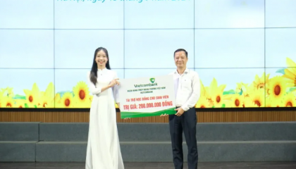 Vietcombank trao học bổng cho sinh viên Học viện Tài chính năm học 2024 - 2025