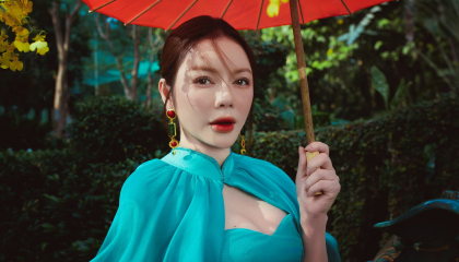Lý Nhã Kỳ khoe dáng trong tà áo dài cách tân ở Thảo Cầm Viên