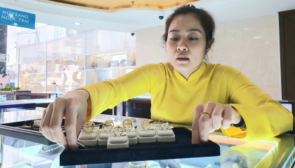 Giá vàng tăng mạnh ngày Valentine, SJC, PNJ tung hàng 'độc' cho các cặp đôi 