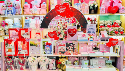 Thị trường quà tặng Valentine 2025: Hoa 'tiền' vài chục triệu, lộ diện món đồ 'mua 1 lại muốn mua thêm'